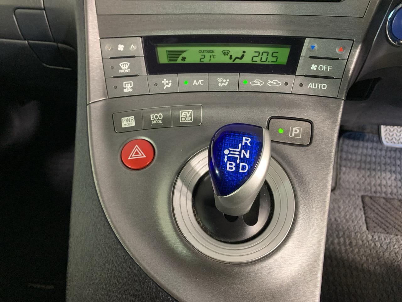 2015 Toyota Prius S Hatchback REVERSING CAMERA + PUSH BUTTON START + AUTO LIGHTS