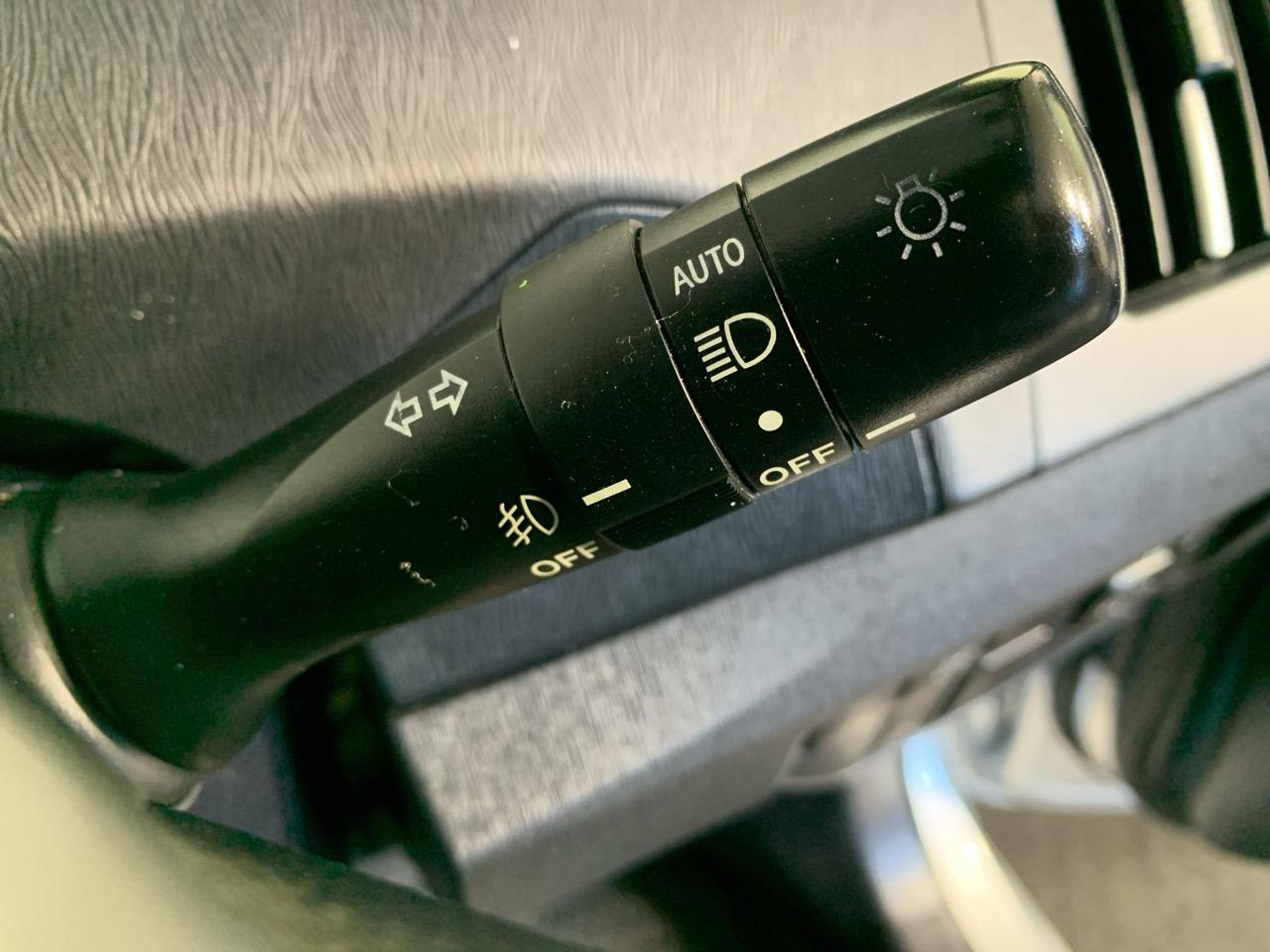 2015 Toyota Prius S Hatchback REVERSING CAMERA + PUSH BUTTON START + AUTO LIGHTS