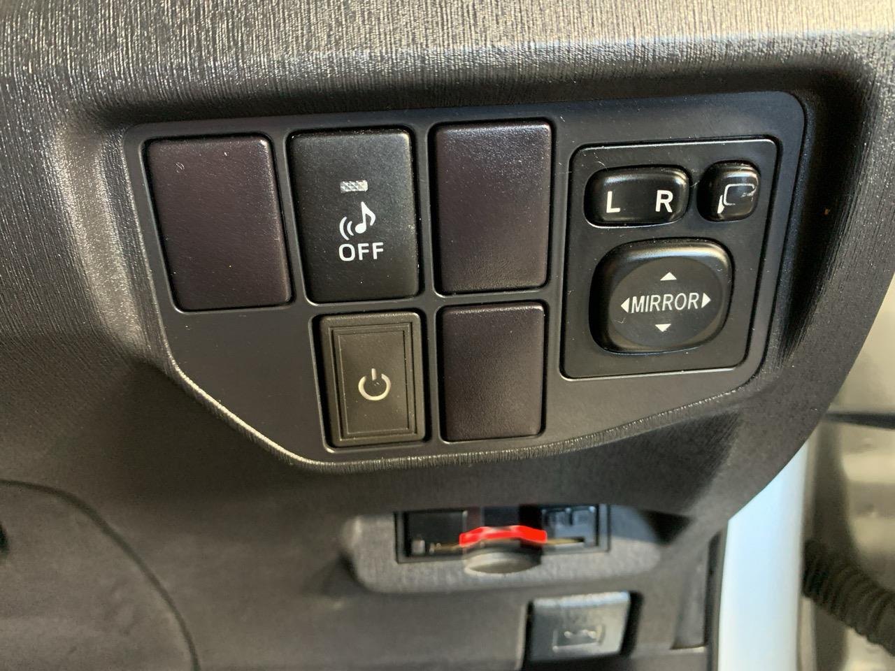 2015 Toyota Prius S Hatchback REVERSING CAMERA + PUSH BUTTON START + AUTO LIGHTS