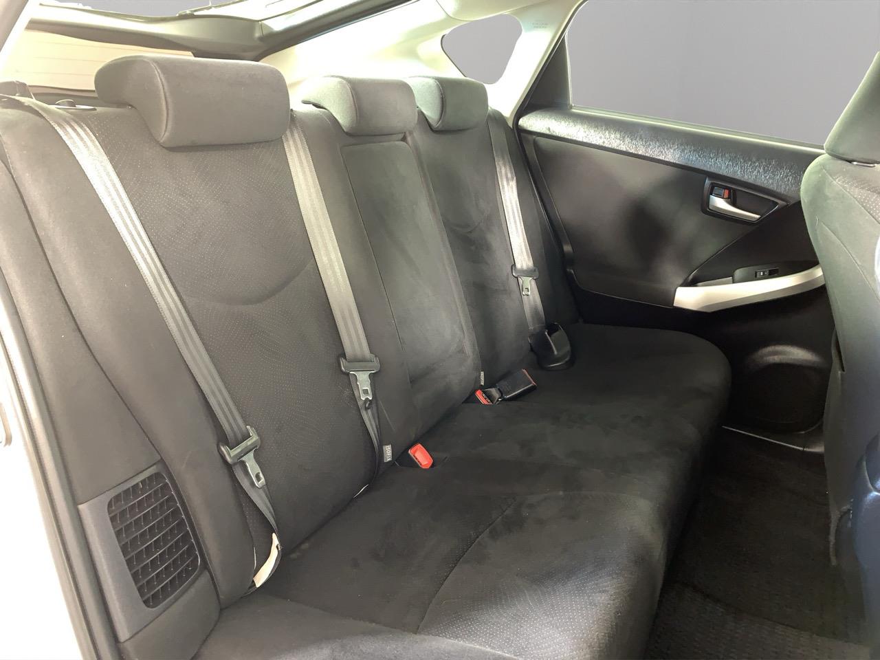 2015 Toyota Prius S Hatchback REVERSING CAMERA + PUSH BUTTON START + AUTO LIGHTS