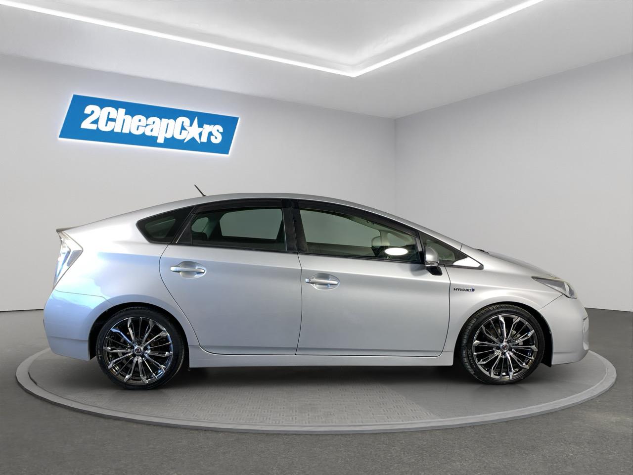 2015 Toyota Prius S Hatchback REVERSING CAMERA + PUSH BUTTON START + AUTO LIGHTS