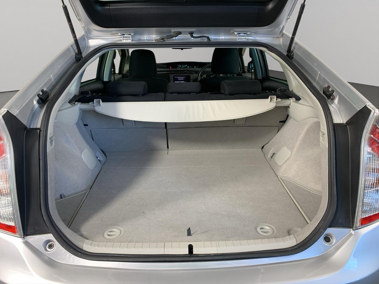 2015 Toyota Prius S Hatchback REVERSING CAMERA + PUSH BUTTON START + AUTO LIGHTS