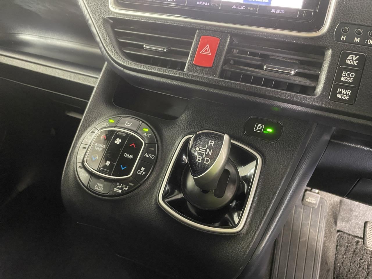 2015 Toyota VOXY Hybrid X People Mover REVERSING CAMERA + PARKING SENSORS