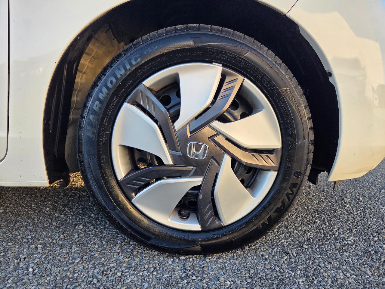 2014 Honda Fit Jazz Hybrid New Shape Hatchback REVERSING CAMERA + AUTO LIGHTS + PUSH BUTTON START