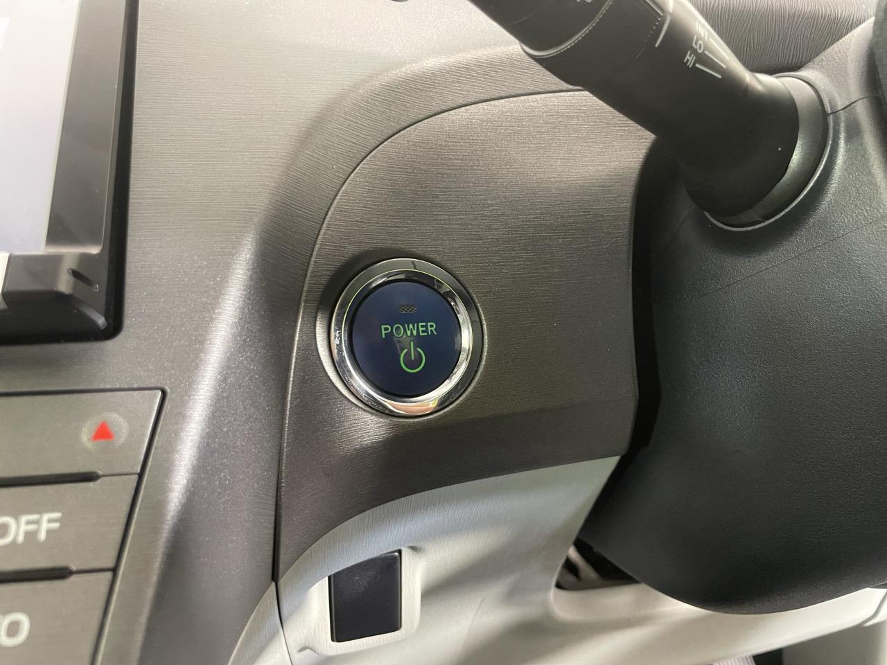 2015 Toyota Prius S Hatchback REVERSING CAMERA + AUTO LIGHTS + PUSH START