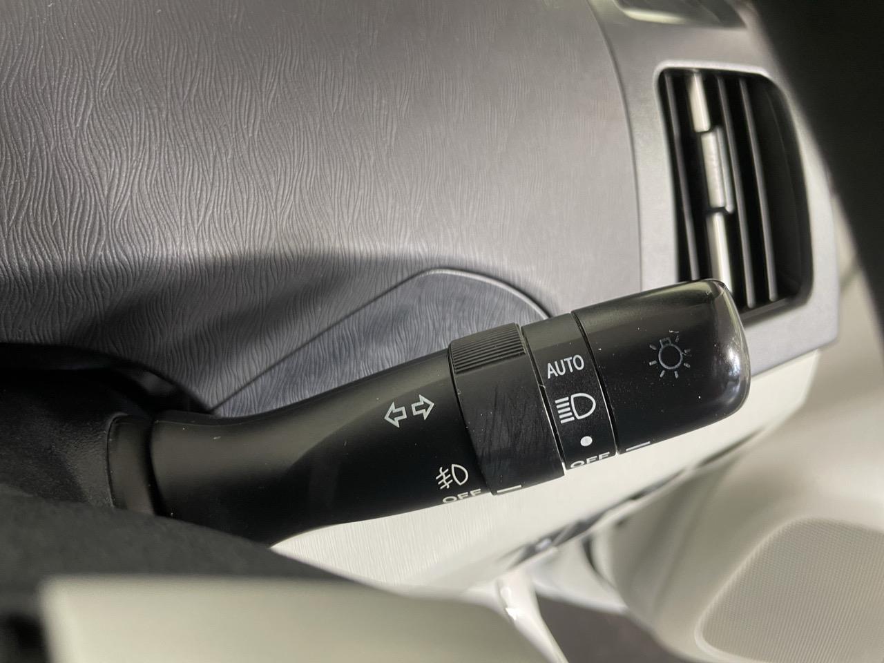 2015 Toyota Prius S Hatchback REVERSING CAMERA + AUTO LIGHTS + PUSH START