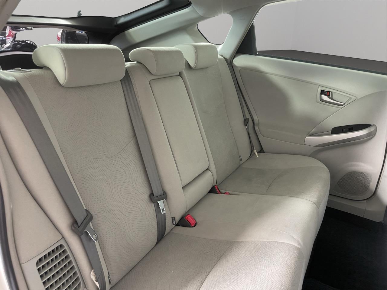 2015 Toyota Prius S Hatchback REVERSING CAMERA + AUTO LIGHTS + PUSH START