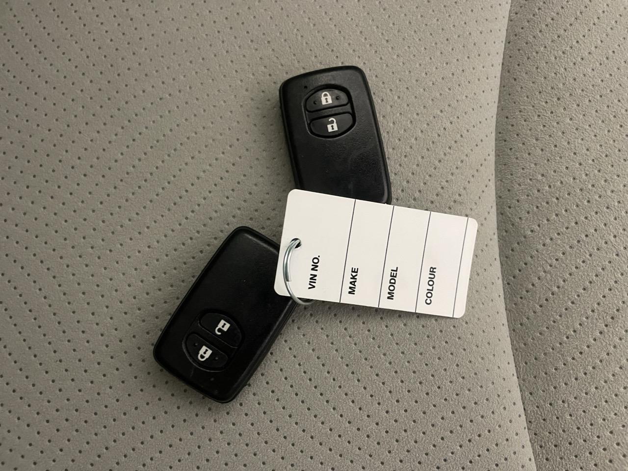 2015 Toyota Prius S Hatchback REVERSING CAMERA + AUTO LIGHTS + PUSH START