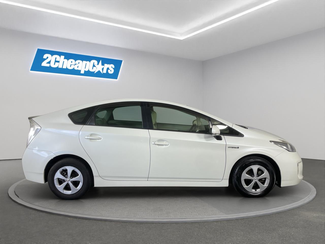 2015 Toyota Prius S Hatchback REVERSING CAMERA + AUTO LIGHTS + PUSH START