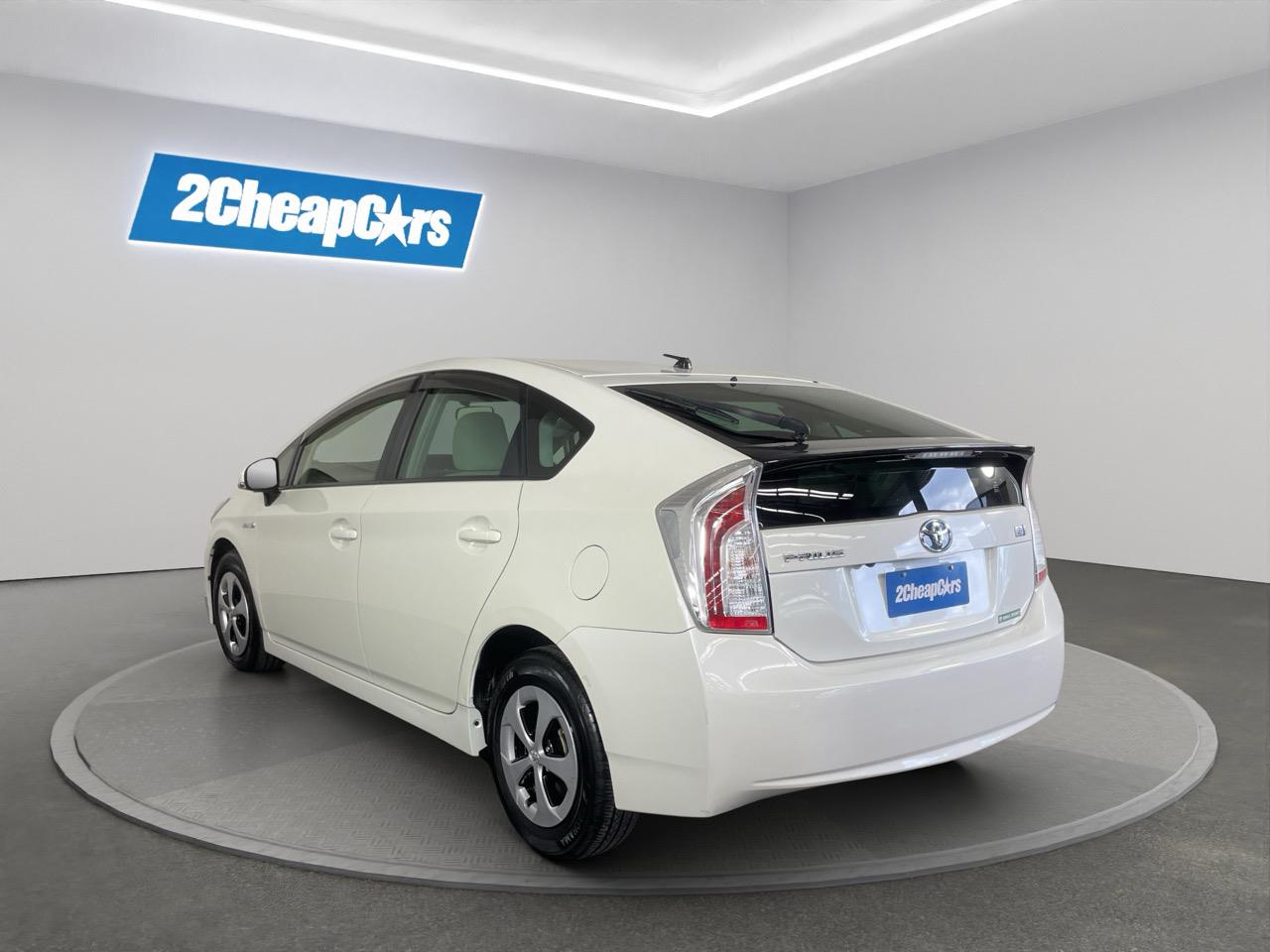 2015 Toyota Prius S Hatchback REVERSING CAMERA + AUTO LIGHTS + PUSH START