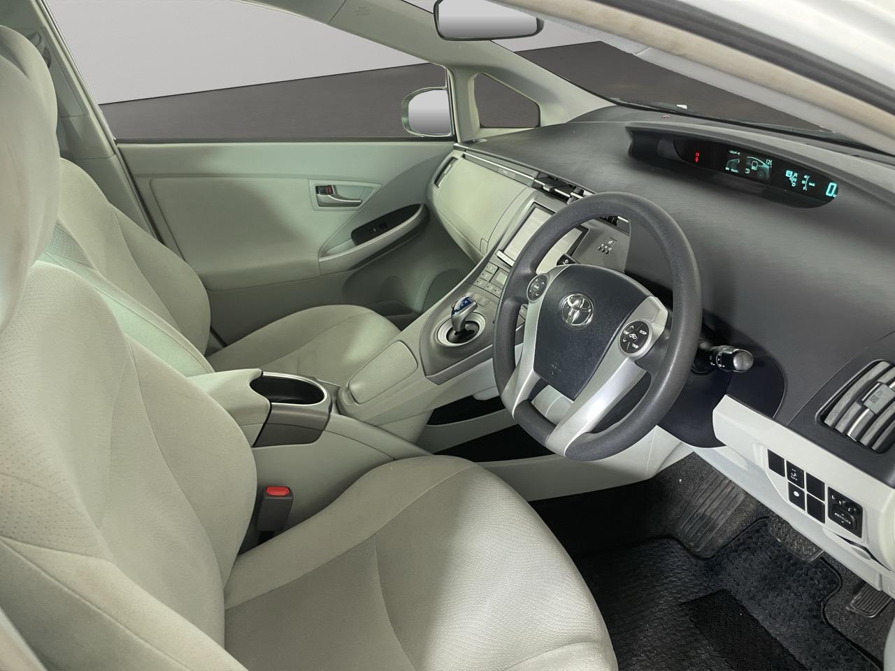 2015 Toyota Prius S Hatchback REVERSING CAMERA + AUTO LIGHTS + PUSH START