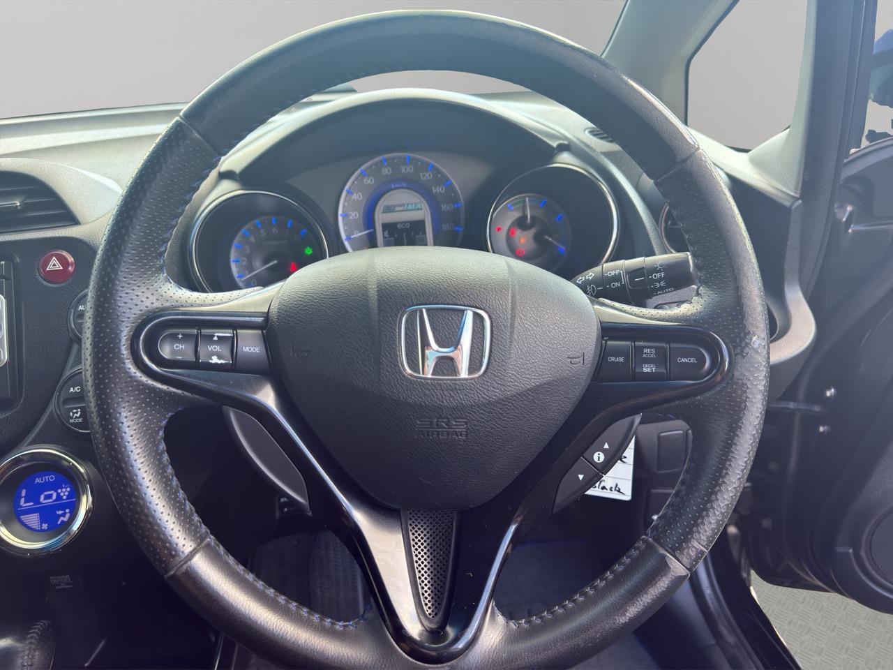 2014 Honda Fit SHUTTLE HYBRID Station Wagon CRUISE CONTROL + AUTO LIGHTS + REVERSING CAMERA