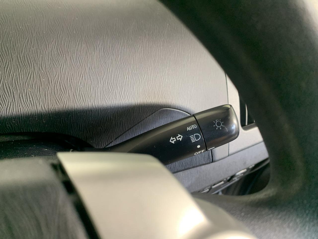 2013 Toyota Prius S Hatchback PUSH BUTTON START + AUTO LIGHTS + REVERSING CAMERA