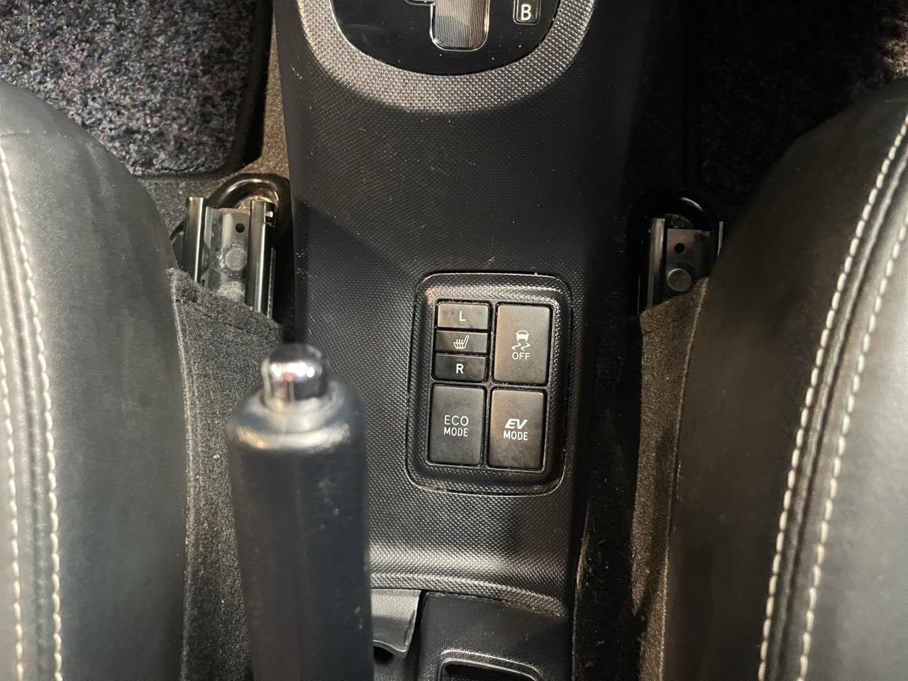 2015 Toyota Aqua X-URBAN Hatchback REVERSING CAMERA + SMART KEY + HEATED SEATS