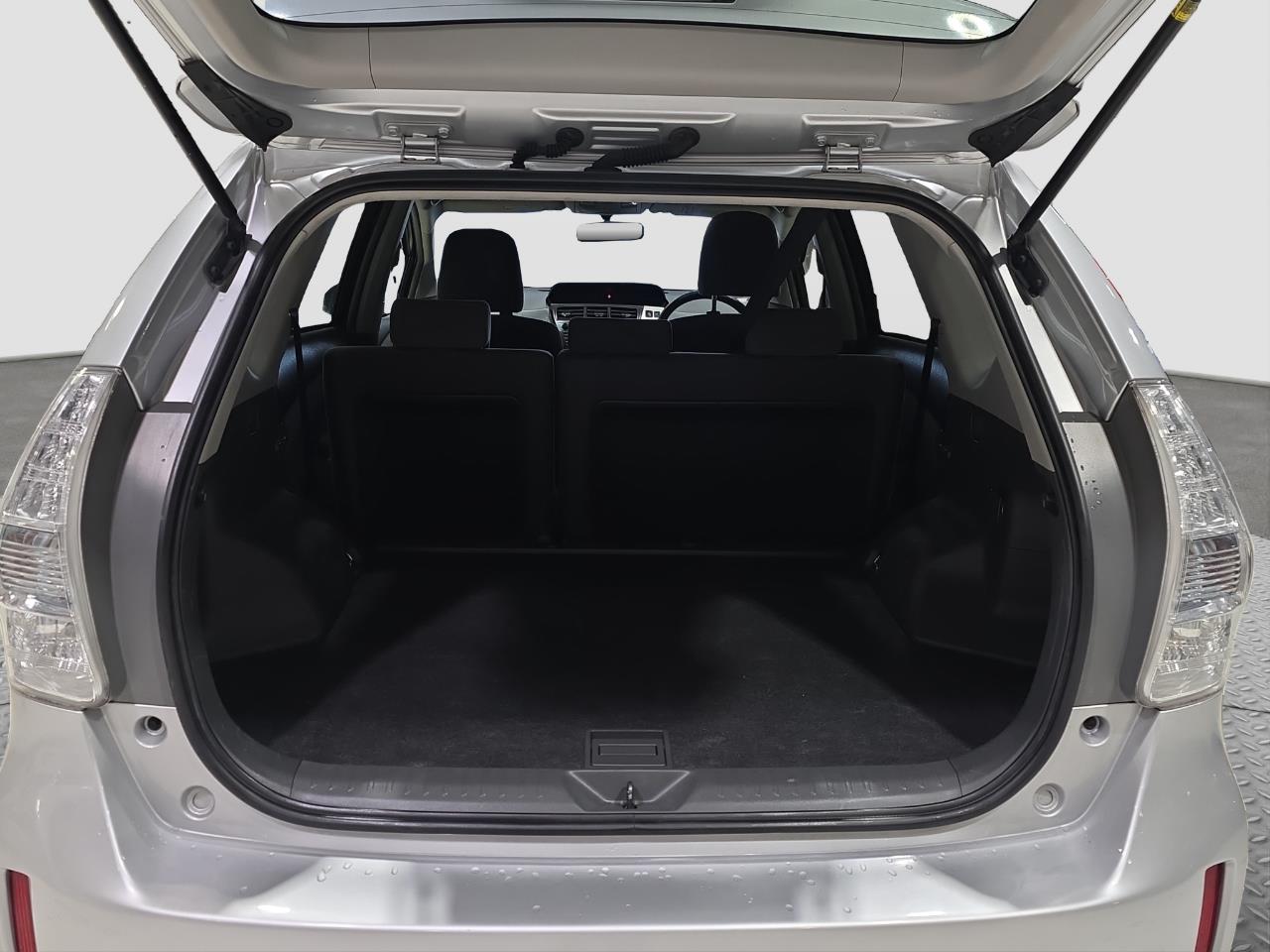 2012 Toyota Prius Alpha S Station Wagon PUSH BUTTON START + REVERSING CAMERA + AUTO LIGHTS