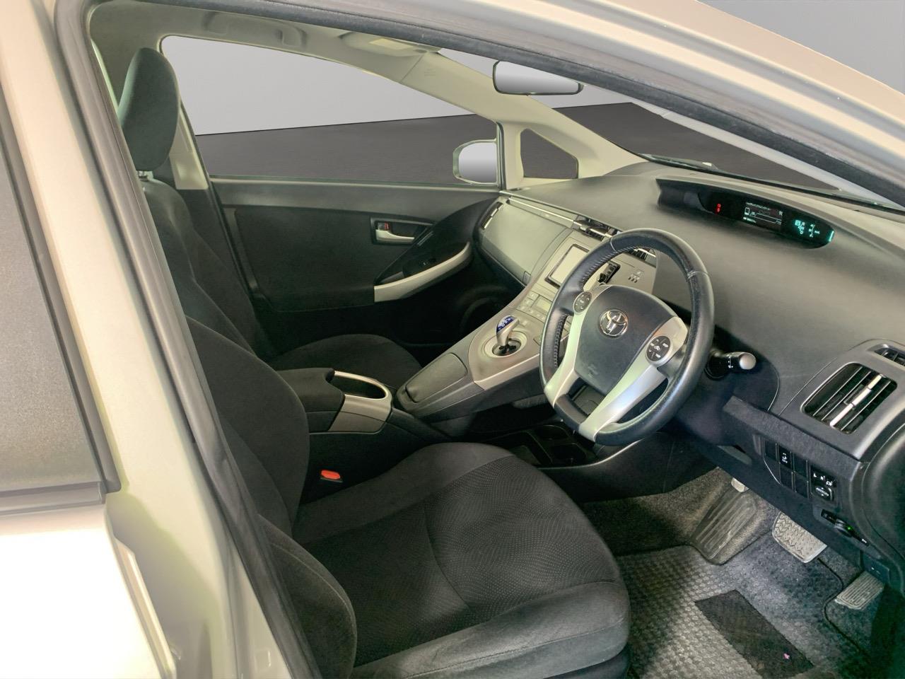 2015 Toyota Prius G Hatchback PUSH SRART + GREAT FUEL EFFICIENCY