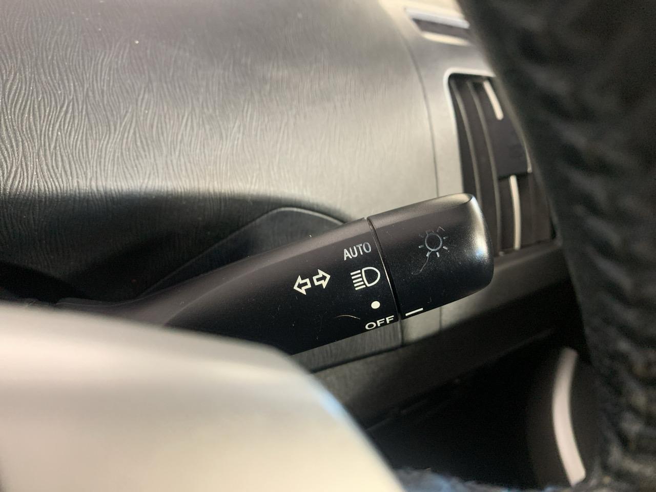 2015 Toyota Prius G Hatchback PUSH SRART + GREAT FUEL EFFICIENCY