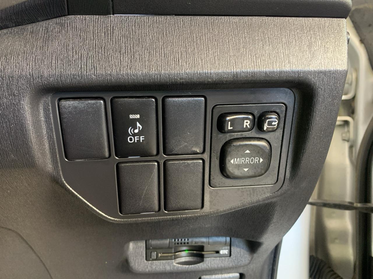 2015 Toyota Prius G Hatchback PUSH SRART + GREAT FUEL EFFICIENCY