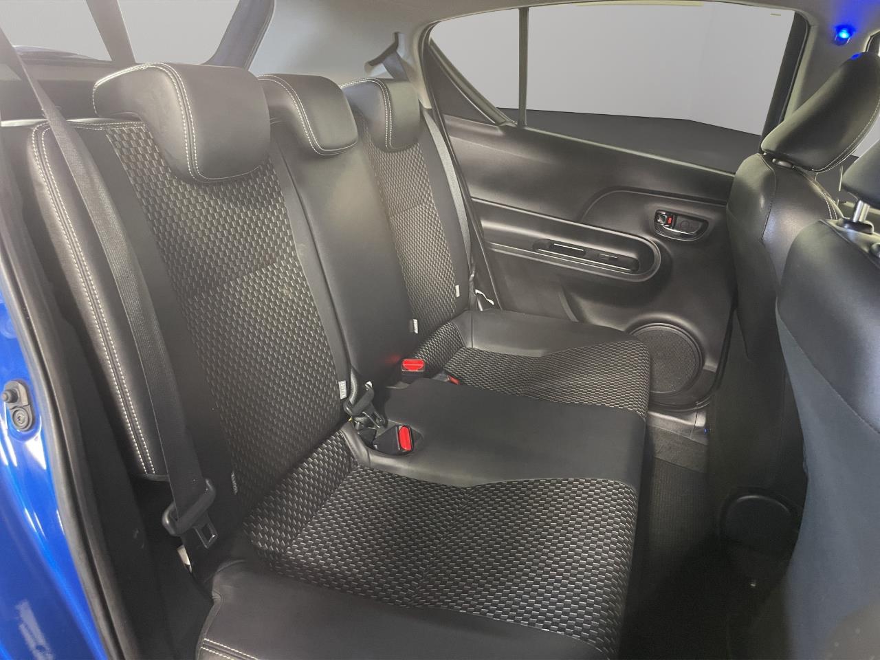 2015 Toyota Aqua X-URBAN Hatchback REVERSING CAMERA + SMART KEY + MAG WHEEL