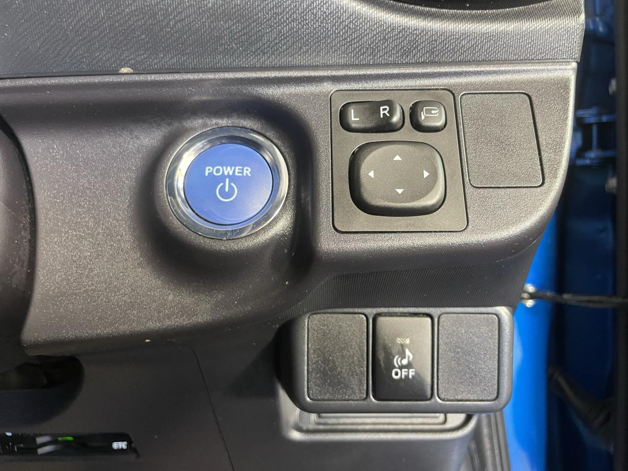 2015 Toyota Aqua Facelift Model S Hatchback REVERSING CAMERA + AUTO LIGHTS + PUSH BUTTON START