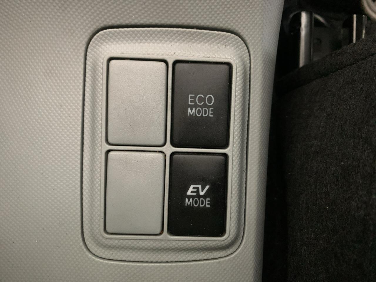 2013 Toyota Aqua S AERO Hatchback REVERSING CAMERA + PUSH BUTTON START + AUTO LIGHTS