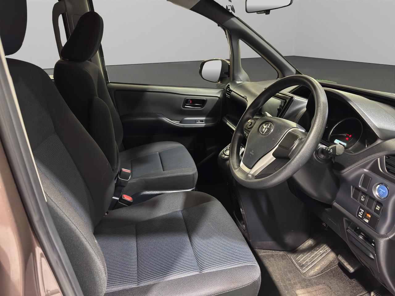 2014 Toyota Noah Hybrid G People Mover POWER SLIDING DOORS + REVERSING CAMERA