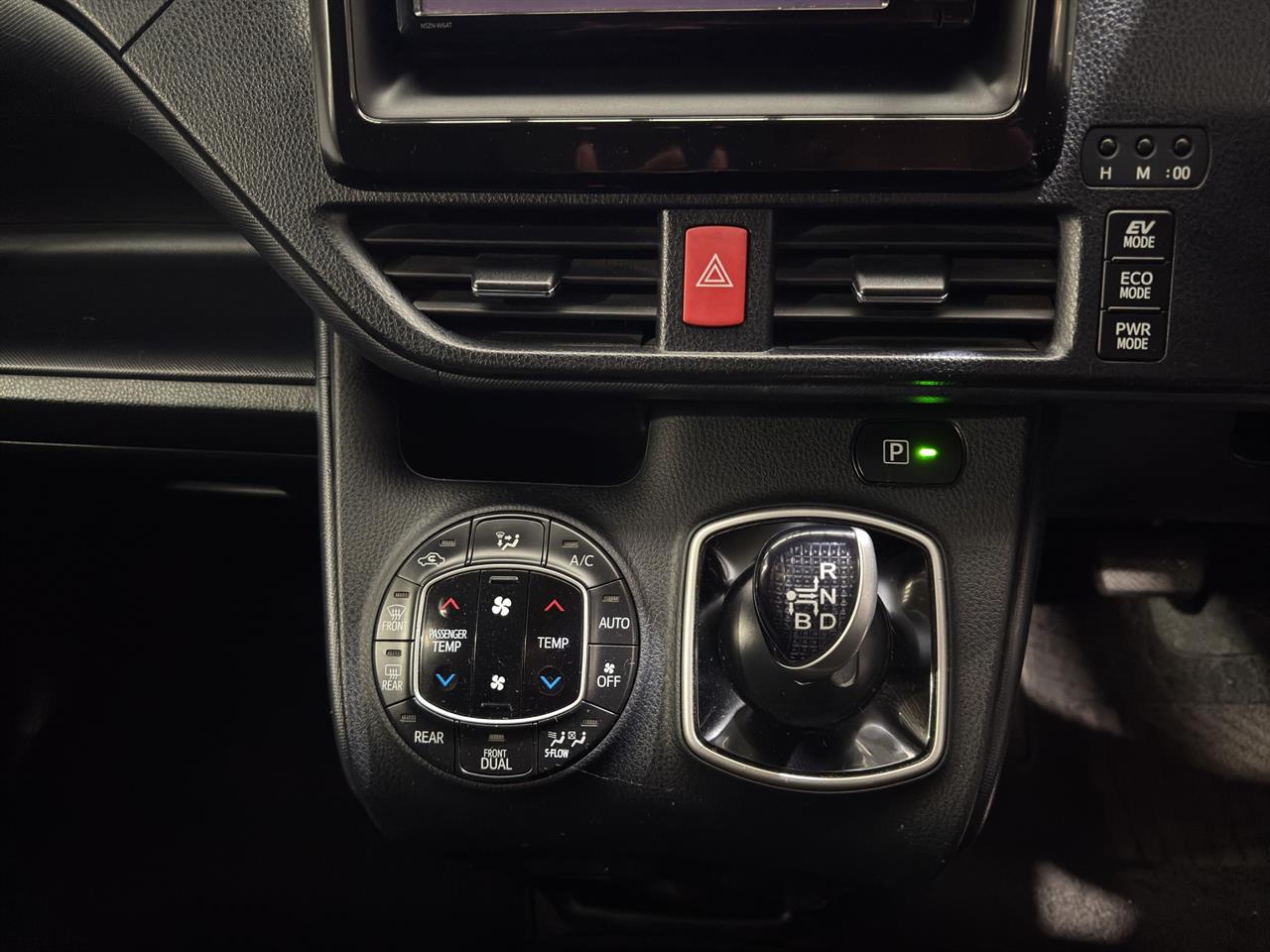 2014 Toyota Noah Hybrid G People Mover POWER SLIDING DOORS + REVERSING CAMERA