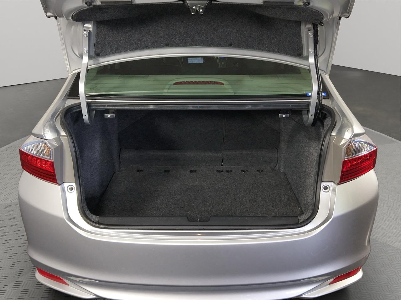 2017 Honda Grace Hybrid Sedan CRUISE CONTROL + REVERSING CAMERA