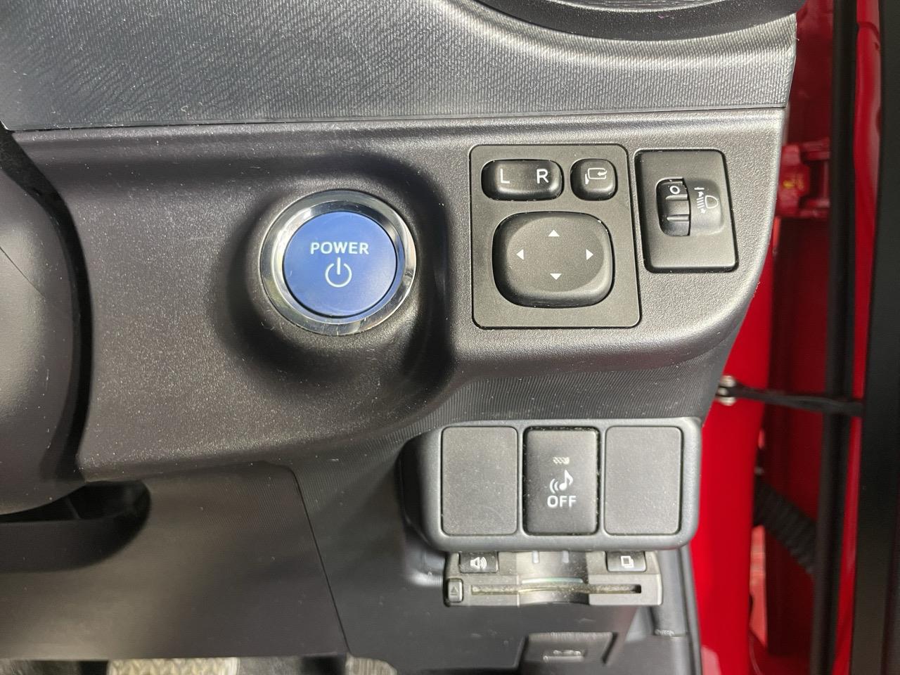 2014 Toyota Aqua S Hatchback LOW KMS + REVERSING CAMERA + AUTO LIGHTS 