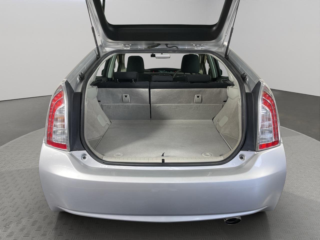 2014 Toyota Prius S Hatchback AUTO LIGHTS + PUSH START