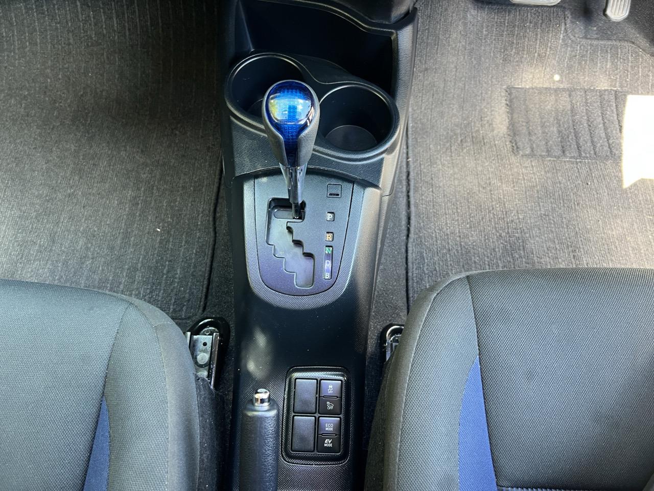 2017 Toyota Aqua New Shape G Hatchback PUSH BUTTON START + AUTO LIGHTS + REVERSING CAMERA