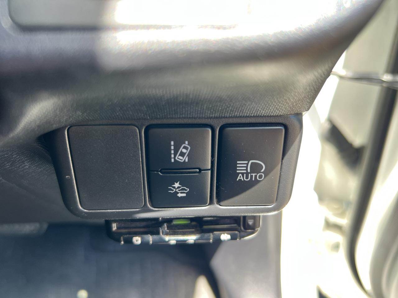 2017 Toyota Aqua New Shape G Hatchback PUSH BUTTON START + AUTO LIGHTS + REVERSING CAMERA