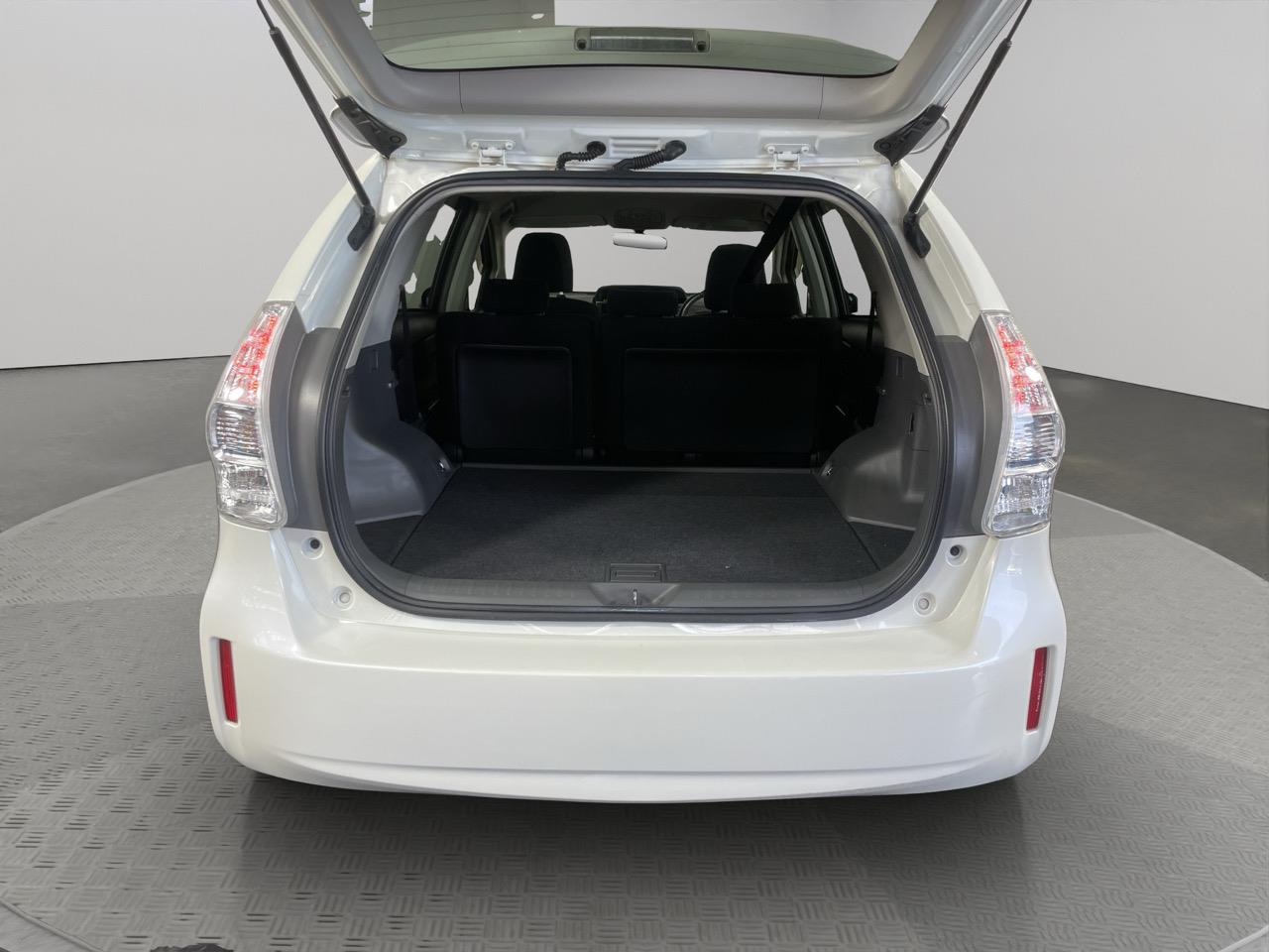 2014 Toyota Prius Alpha S Station Wagon REVERSING CAMERA + SMART KEY + AUTO LIGHTS