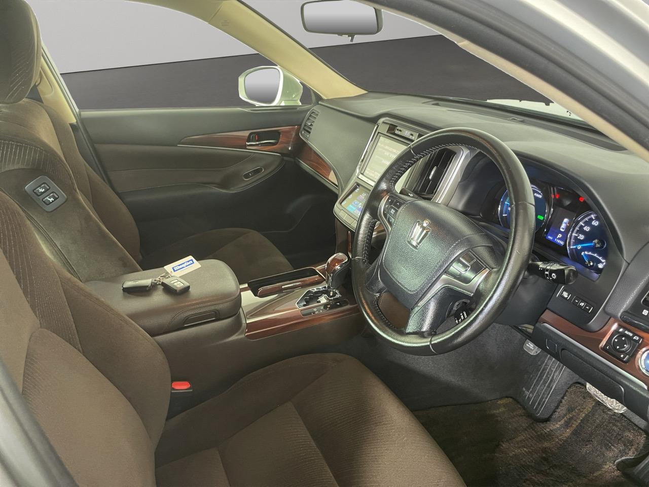 2014 Toyota Crown Hybrid Royal Saloon Sedan REVERSING CAMERA + CRUISE CONTROL + PUSH START