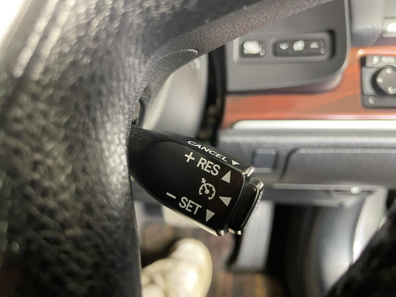 2014 Toyota Crown Hybrid Royal Saloon Sedan REVERSING CAMERA + CRUISE CONTROL + PUSH START