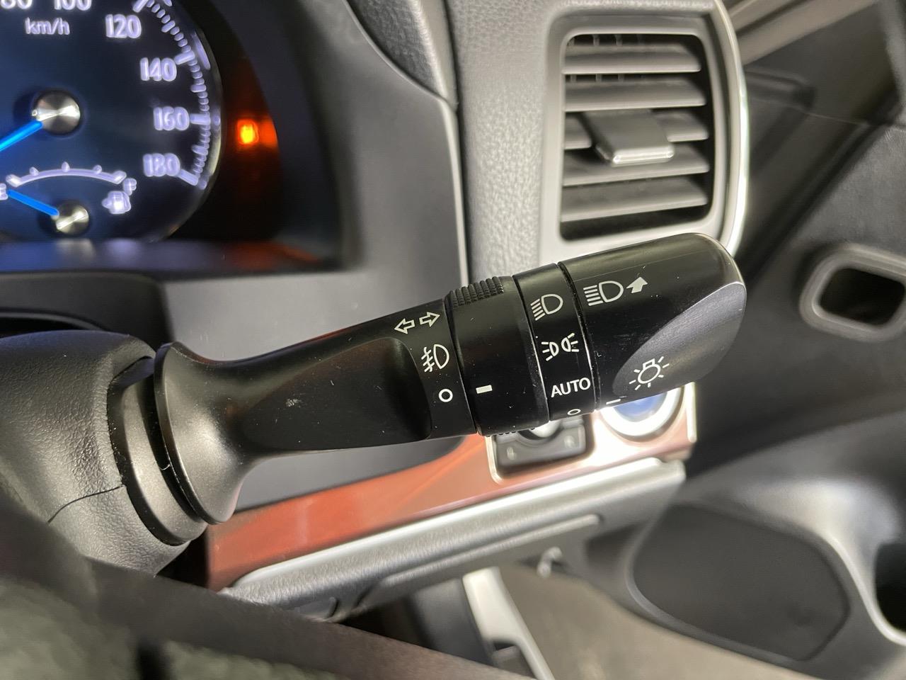 2014 Toyota Crown Hybrid Royal Saloon Sedan REVERSING CAMERA + CRUISE CONTROL + PUSH START