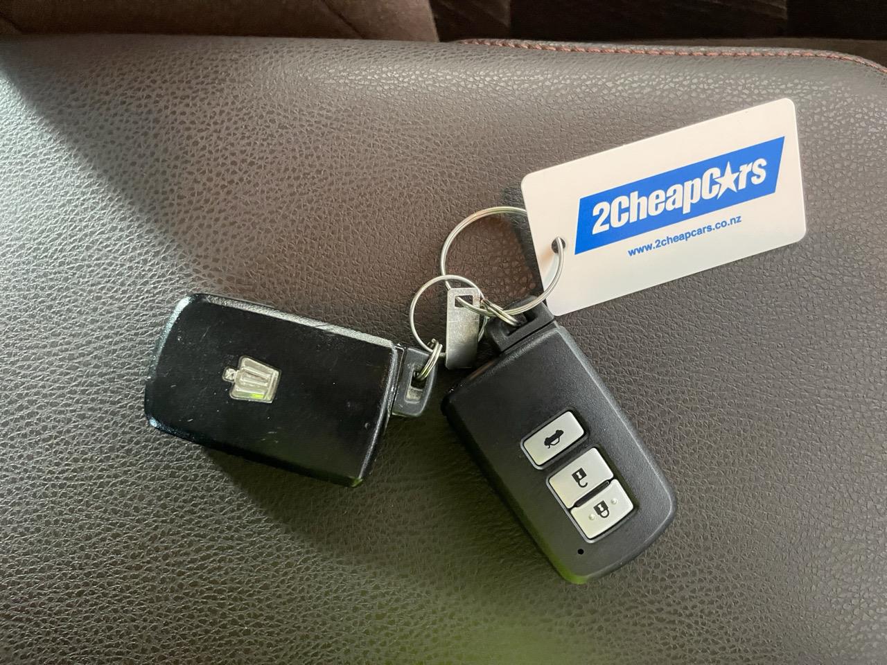 2014 Toyota Crown Hybrid Royal Saloon Sedan REVERSING CAMERA + CRUISE CONTROL + PUSH START