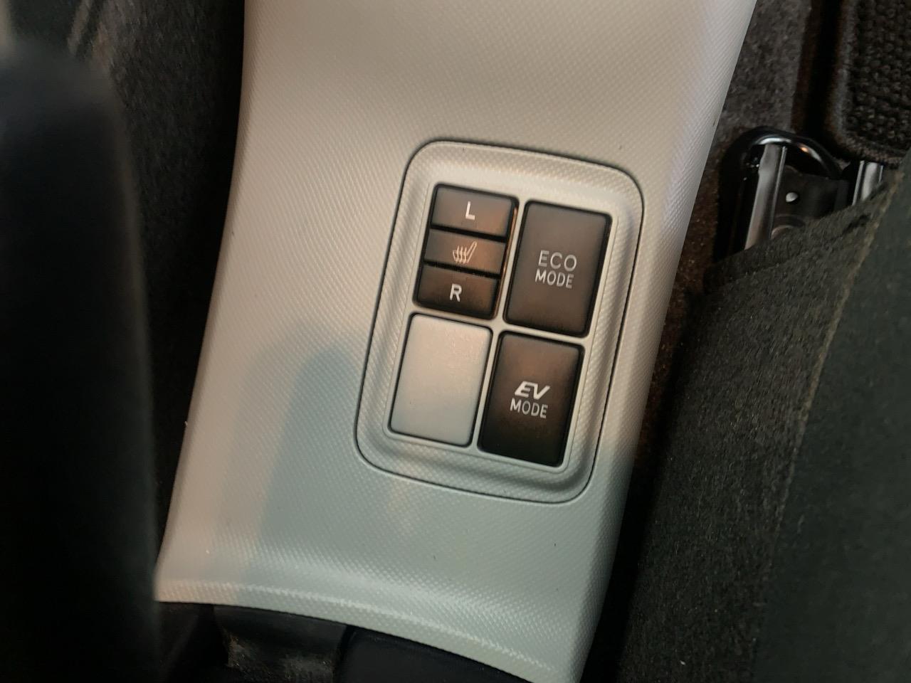 2012 Toyota Aqua S Hatchback LOW KM + HEATED SEATS + PUSH BUTTON START