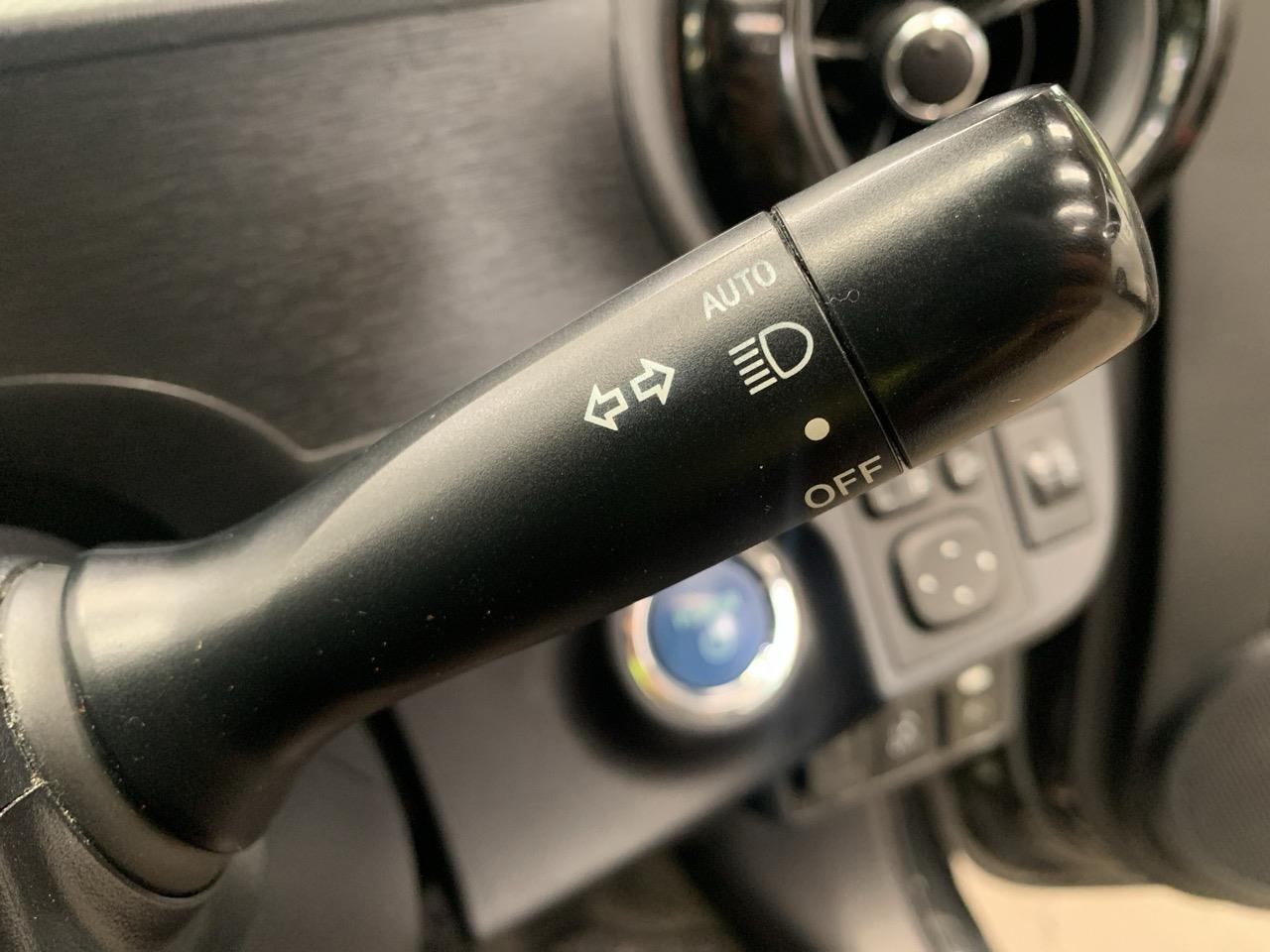 2015 Toyota Aqua Facelift Model S Hatchback SMART KEY + REVERSING CAMERA + AUTO LIGHTS