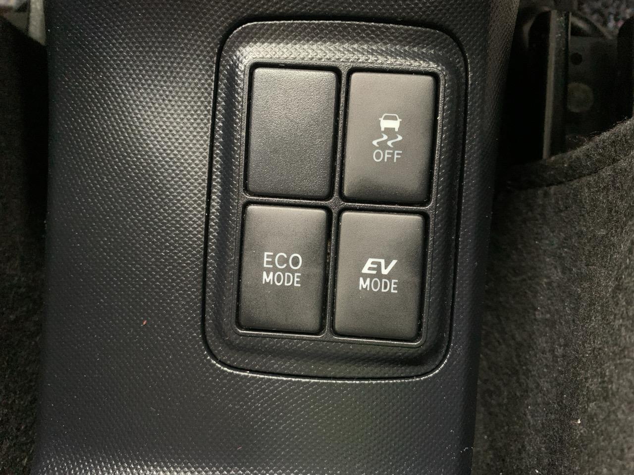 2015 Toyota Aqua Facelift Model S Hatchback SMART KEY + REVERSING CAMERA + AUTO LIGHTS