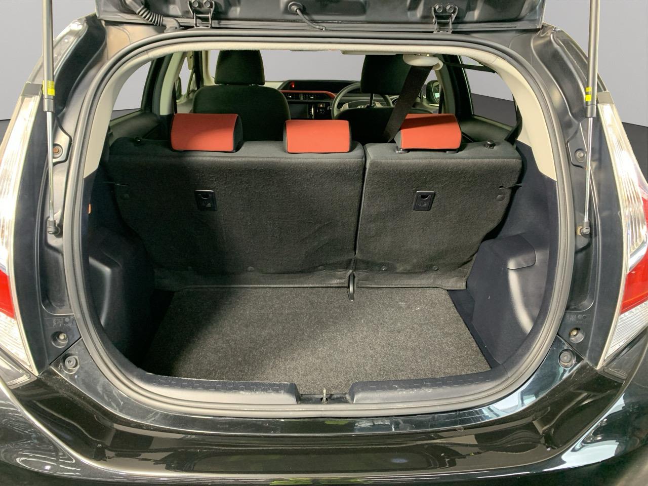 2015 Toyota Aqua Facelift Model S Hatchback SMART KEY + REVERSING CAMERA + AUTO LIGHTS