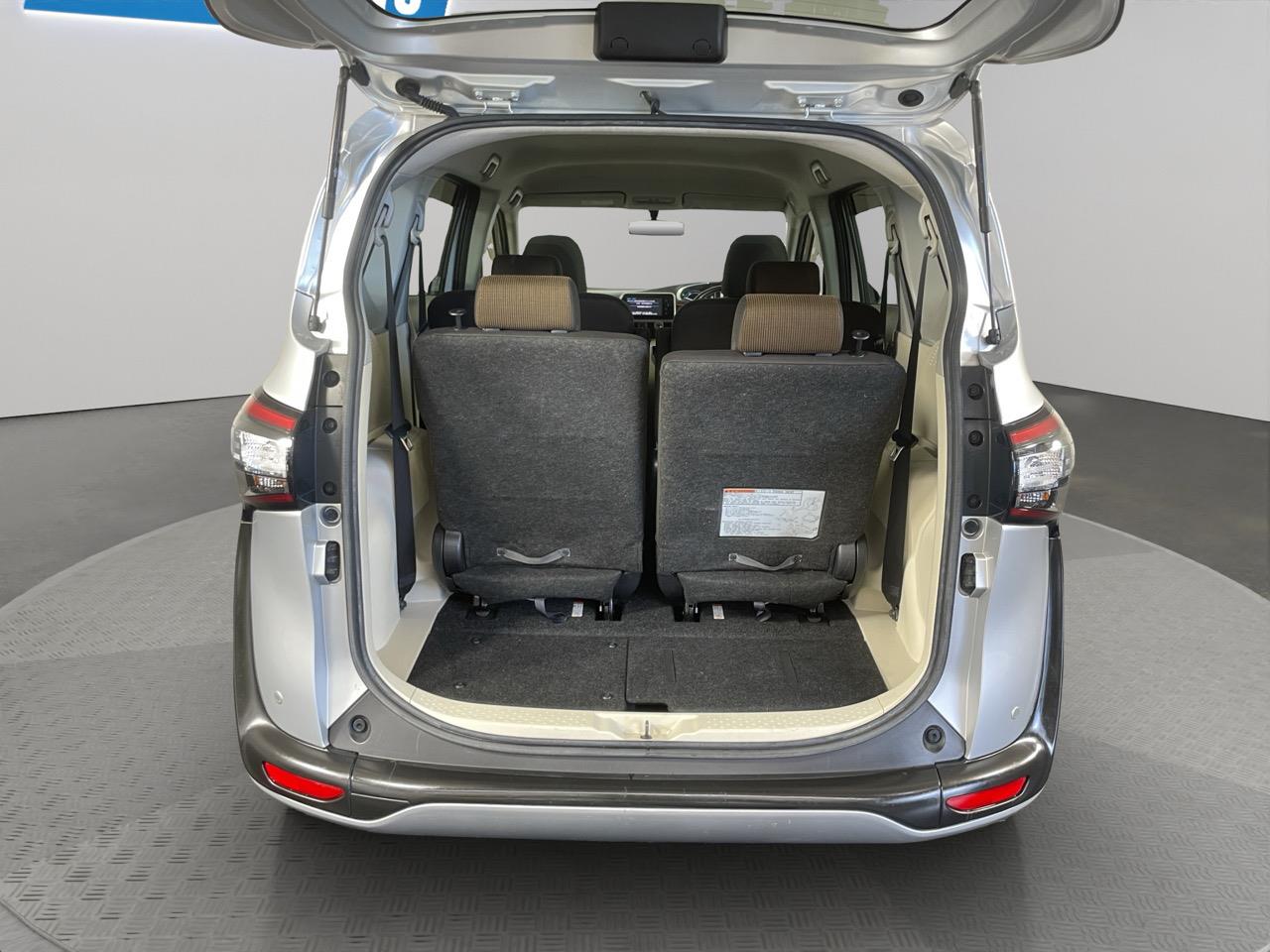 2015 Toyota Sienta HYBRID G People Mover ELECTRIC SLIDING DOORS + REVERSING CAMERA