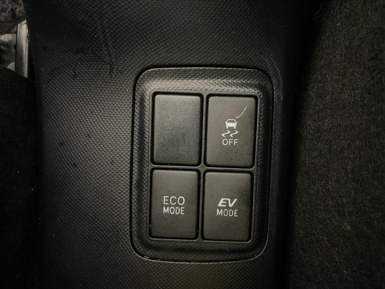 2015 Toyota Aqua Facelift Model S Hatchback LOW KMS + REVERSING CAMERA + PARKING SENSORS