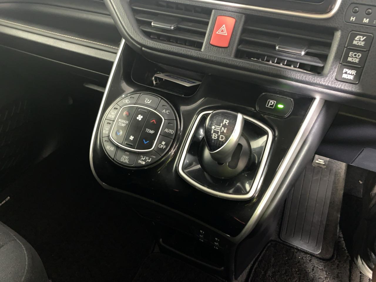 2015 Toyota Esquire Hybrid G People Mover POWER SLIDING DOOR + REVERSING CAMERA