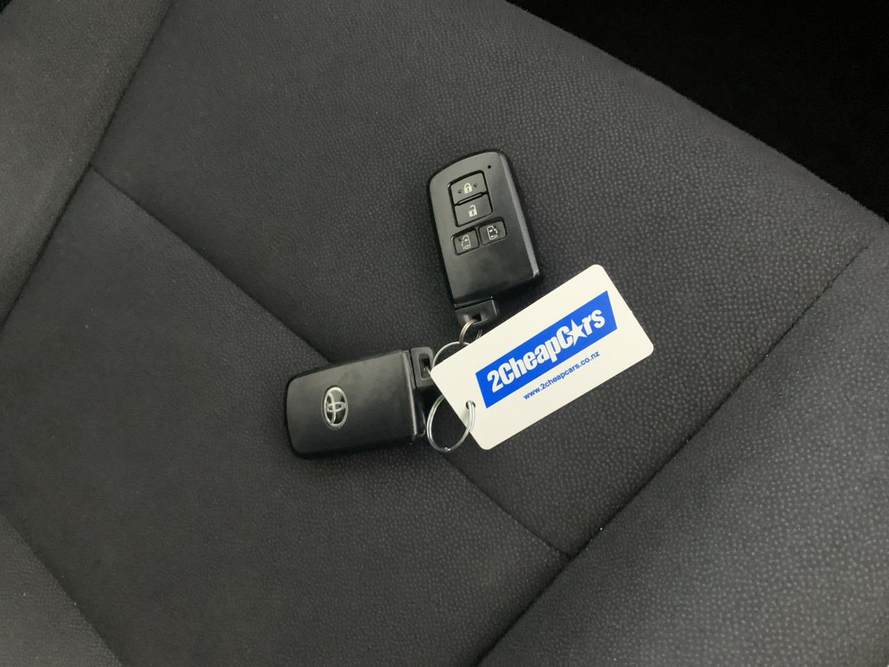 2015 Toyota Esquire Hybrid G People Mover POWER SLIDING DOOR + REVERSING CAMERA