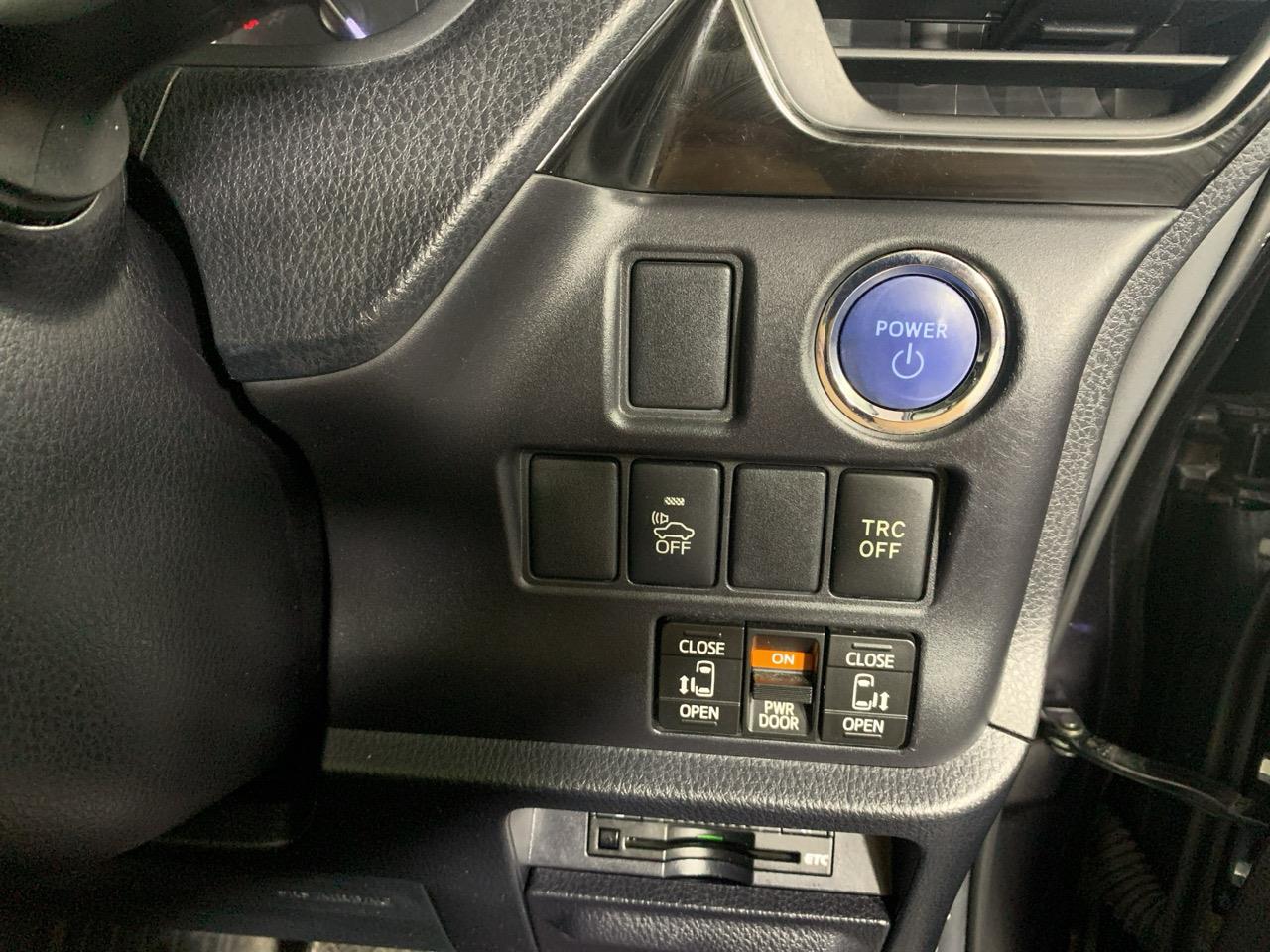 2015 Toyota Esquire Hybrid G People Mover POWER SLIDING DOOR + REVERSING CAMERA