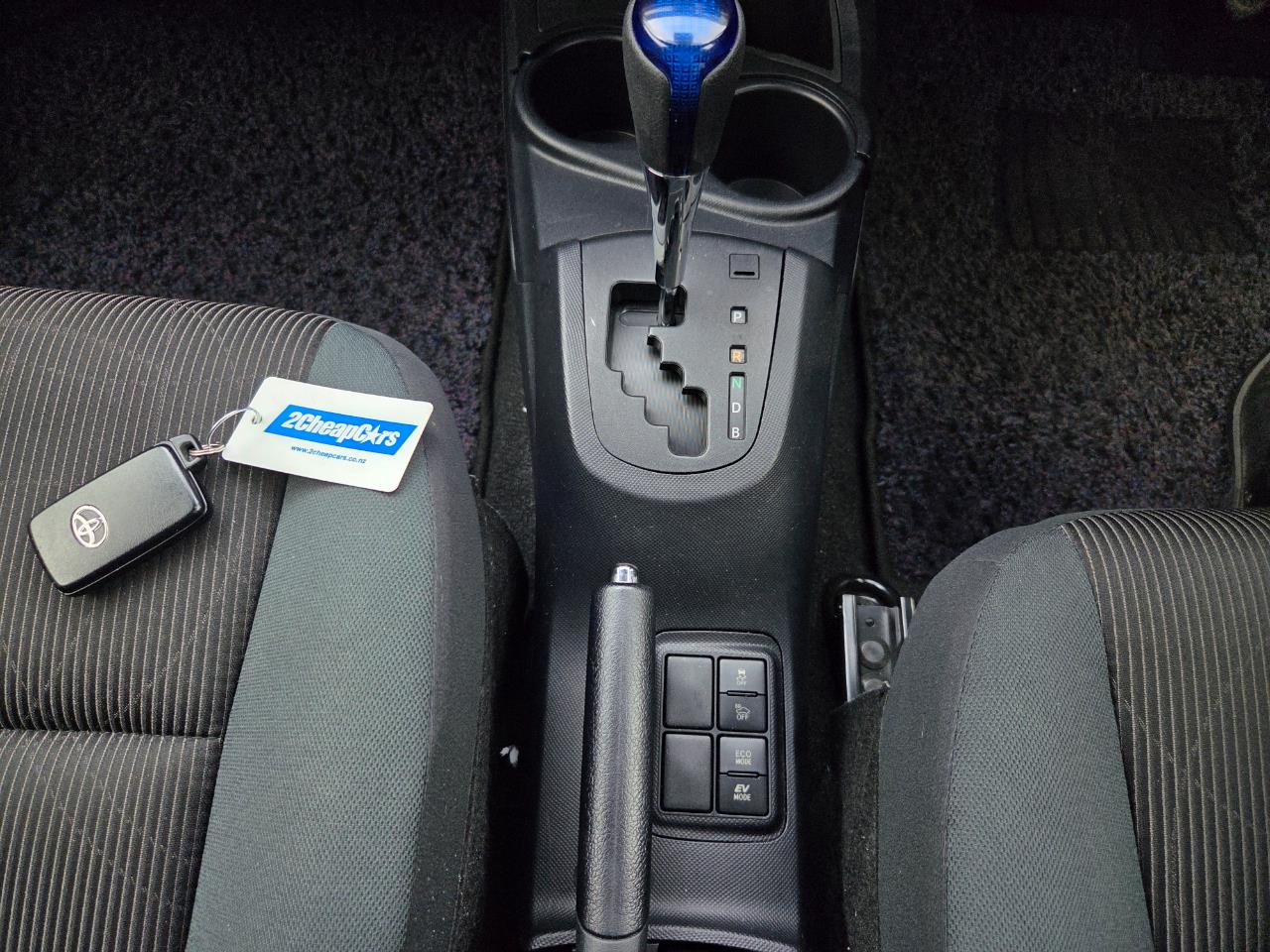 2016 Toyota Aqua FACELIFT MODEL Hatchback PUSH BUTTON START + AUTO LIGHTS + REVERSING CAMERA