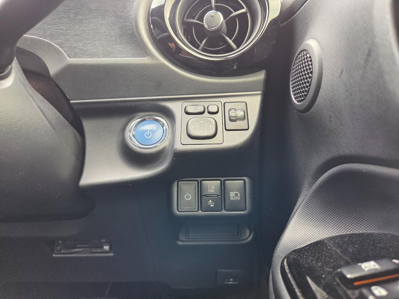 2016 Toyota Aqua FACELIFT MODEL Hatchback PUSH BUTTON START + AUTO LIGHTS + REVERSING CAMERA