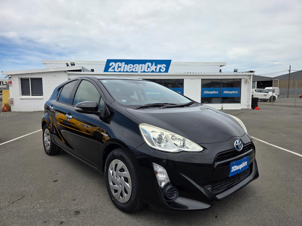 2016 Toyota Aqua FACELIFT MODEL Hatchback PUSH BUTTON START + AUTO LIGHTS + REVERSING CAMERA