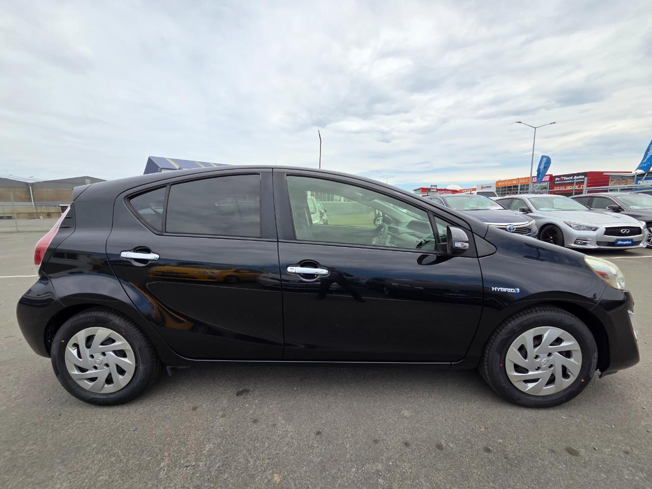 2016 Toyota Aqua FACELIFT MODEL Hatchback PUSH BUTTON START + AUTO LIGHTS + REVERSING CAMERA